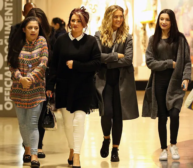 Perrie hangout bareng calon mertua dan calon adik iparnya ©splashnews.com