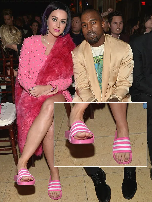 Katy pakai sandal santai ke acara fashion @ istimewa