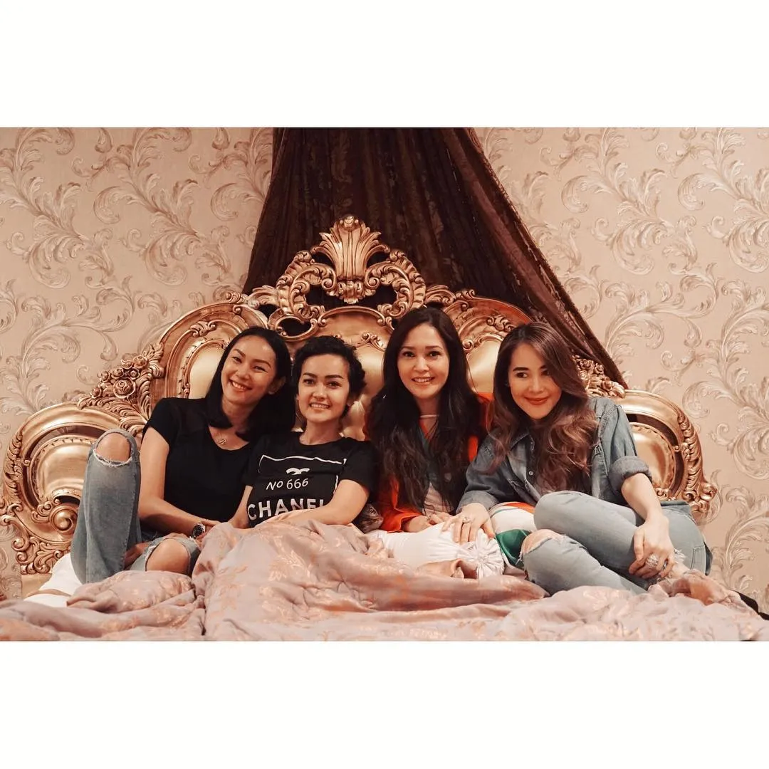 Berada di tengah teman dan sahabat dekatnya, Jupe tersenyum dan tampak kuat untuk berjuang melawan sakitnya © instagram.com/maiaestiantyreal