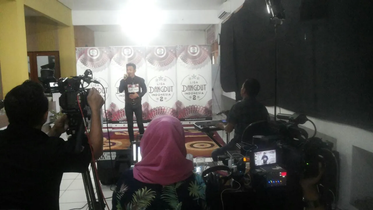 Salah satu peserta audisi LIDA 2 di Maluku mempertunjukkan kepiawaiannya dalam bernyanyi kepada juri.