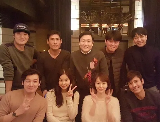 Lee Jung Hyun menghabiskan waktu bareng teman aktor dan PSY di awal tahun. © soompi.com