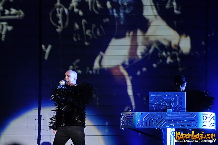 Ngefans, Aline Adita nonton Pet Shop Boys bareng pacar 