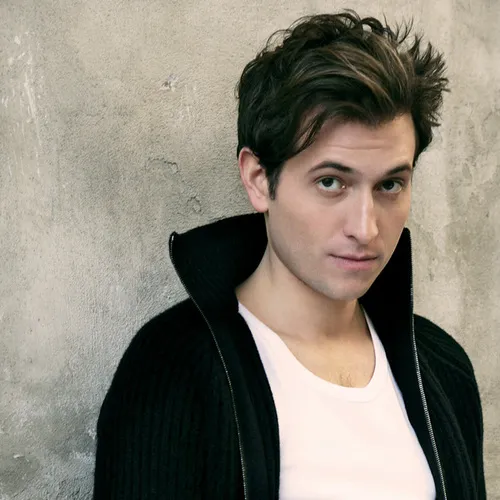 Katie kencan dengan Peter Cincotti? foto: lastfm