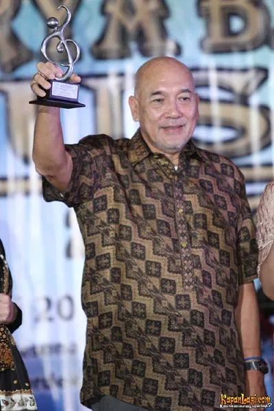 Peter F Gontha bangga dengan pialanya ©KapanLagi.com/Muhammad Rasyad