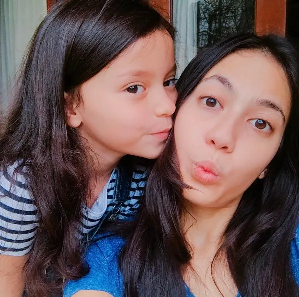 Pose kocak Pevita Pearce dengan wajah tanpa riasan. Benar-benar bikin terpukau! /©instagram.com/pevpearce