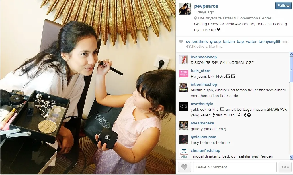 Seorang anak kecil menjadi make up artis Pevita Pearce. / Pevita Official Instagram