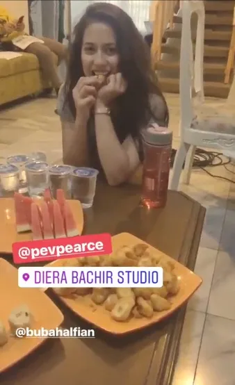 Di sela pemotretan, Pevita sempat makan ©instagram/dierabachir