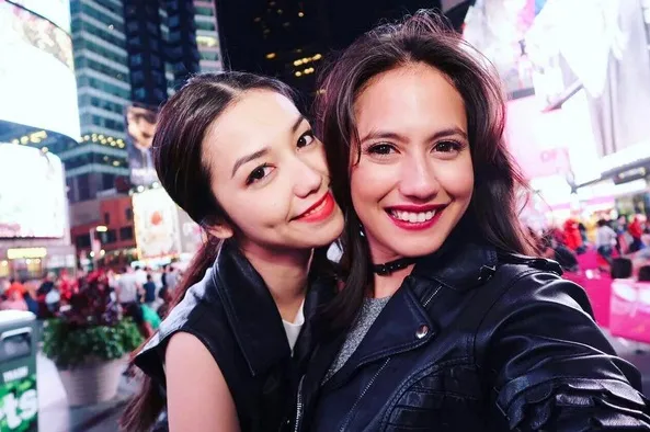 Pevita Pearce & Velove Vexia saat jadi brand ambassador produk kecantikan ternama. /©instagram.com/pevpearce