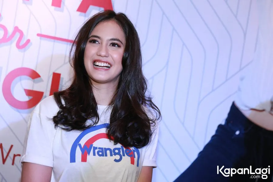 Pevita Pearce bangun masjid di Flores © KapanLagi.com®/Agus Apriyanto