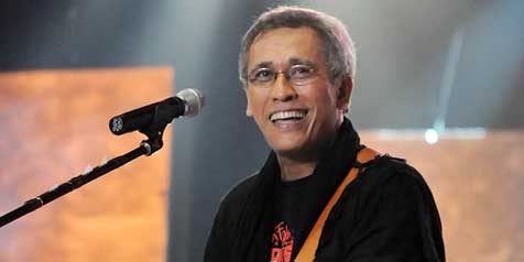 Iwan Fals  10 Single Legendaris Iwan Fals - Pesawat 