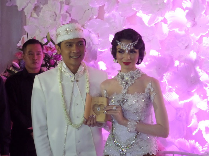 [FOTO] Akad Nikah, Donita Dapat Surat Cinta Romantis 