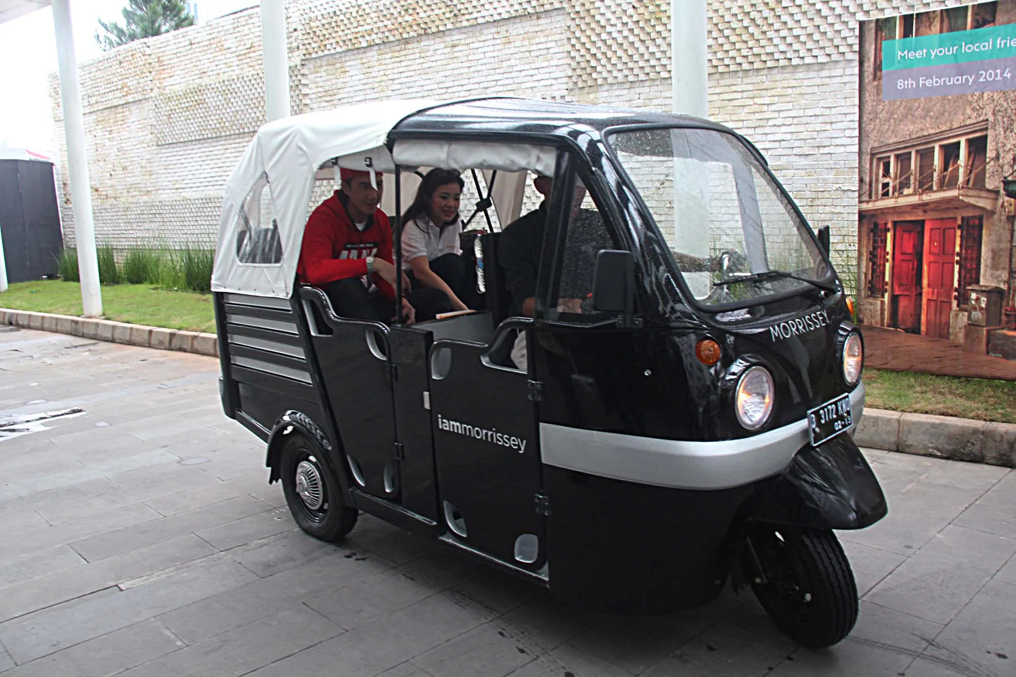 Daniel Manantha saat naik Ed, kendaraan yang merupakan versi modern dari bajaj @KapanLagi.com/dok. istimewa