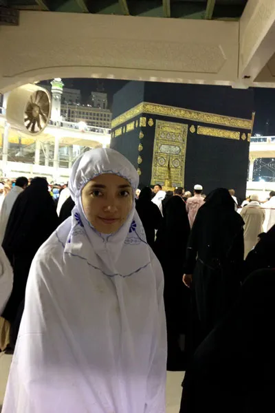 Manda Cello saat melakukan umroh foto via Muhammad Rasyad/KapanLagi.com®