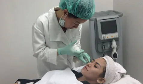 Cinta saat proses tanam benang foto: Altov Johar/KapanLagi.com®