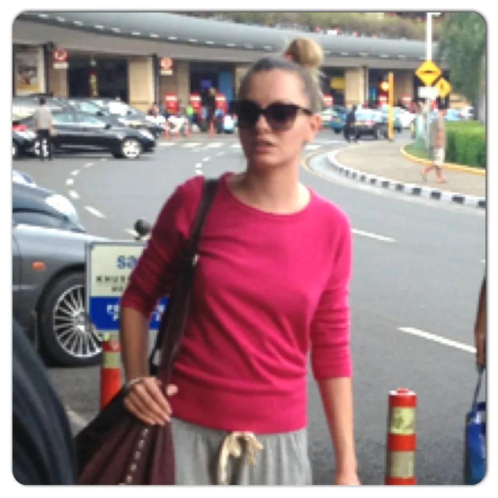 Alexandra Stan ketika sampai di Bandara Soekarno Hatta, Jakarta, Kamis (19/12) @PRL