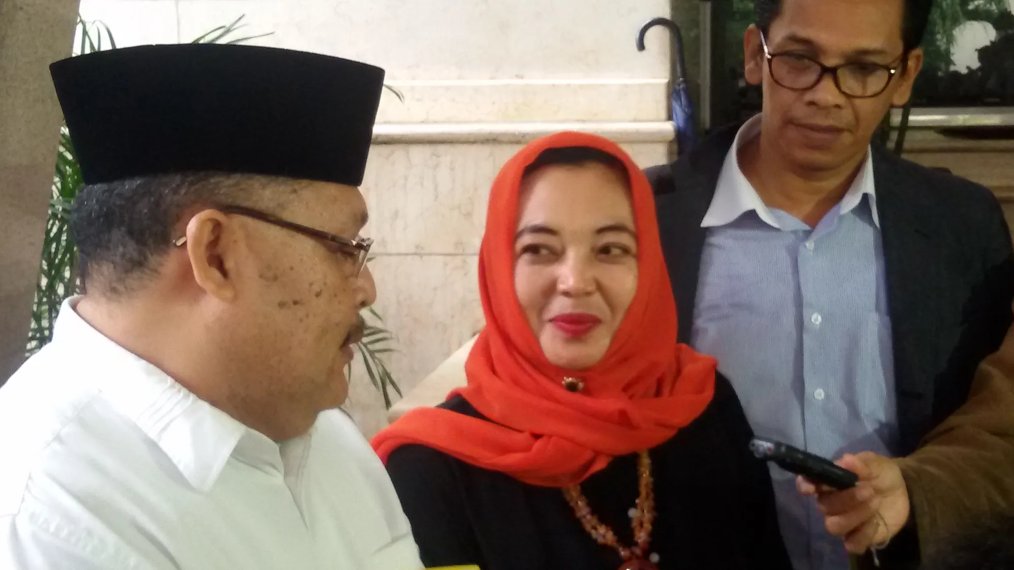 Nyimas Yusreni yang pernah menjadi klien Farhat Abbas mempertimbangkan untuk melaporkan pengacara itu karena menduga ada permainan yang dilakukan Farhat. ©KapanLagi.com®/Hen