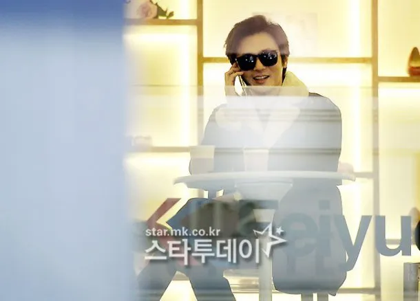 Foto Jang Dong Gun di pertokoan yang terlihat seperti pemotretan majalah © Star Today