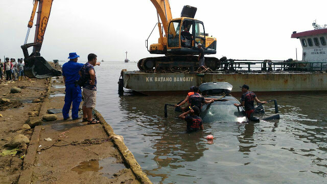 Mobil ini baru dapat dievakuasi pada Sabtu (11/03) dan belum diketahui identitas sang pemilik © polresbatang.com