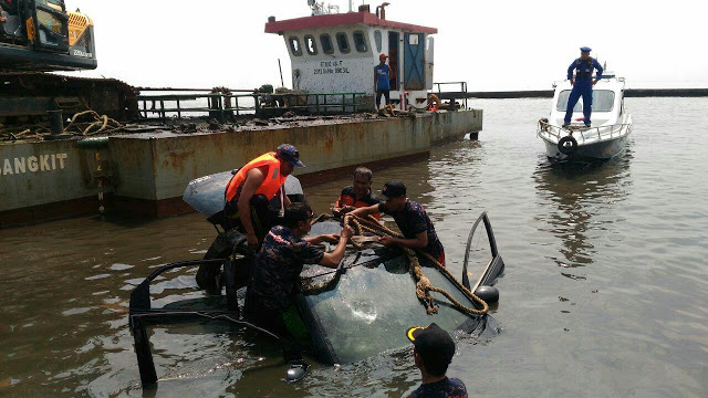 Sebuah mobil dan motor ditemukan hanyut di Sungai Sambong, Batang, Jawa Tengah bersama bunga 7 rupa © polresbatang.com 