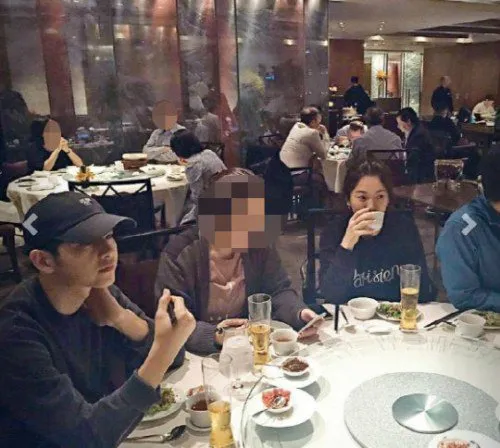 Song Songcouple makan malam di hotel © via hancinema.net