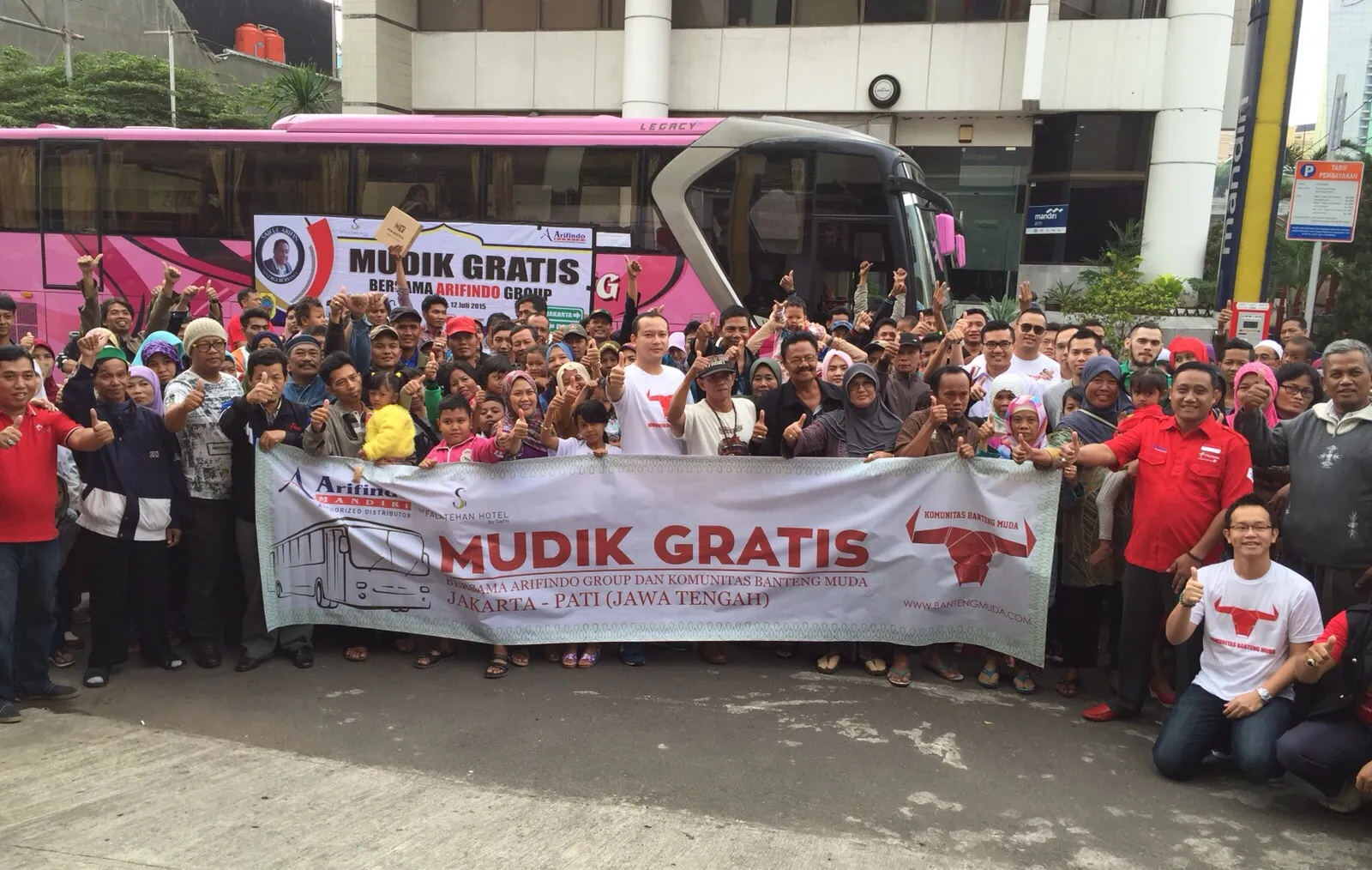 Banyu Biru menggelar acara mudik gratis bersama ormas yang digawanginya. ©KapanLagi.com®/Sahal Fadli