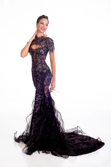 Kaci Fennell dalam balutan evening gown yang glamor / © missuniverse.com
