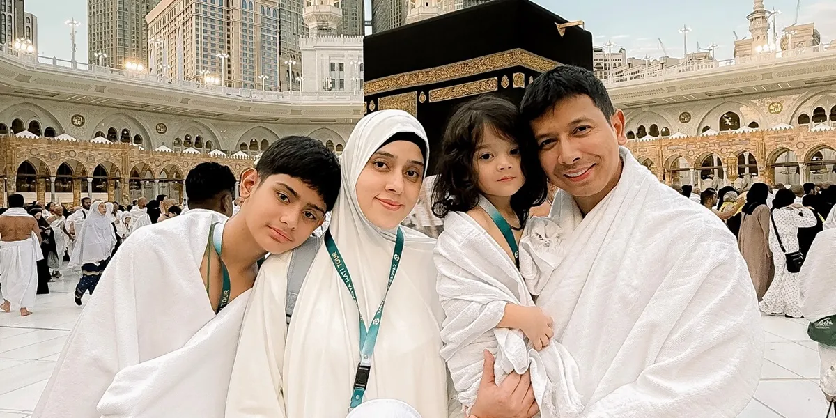 10 Photos of Fairuz and Family on Umrah, King Faaz Cries in Front of the Ka'bah