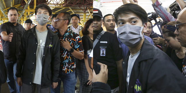 10 Photos of Iqbaal Ramadhan Promoting His New Film on the Commuter Train, Receives Tight Security from Six Bodyguards