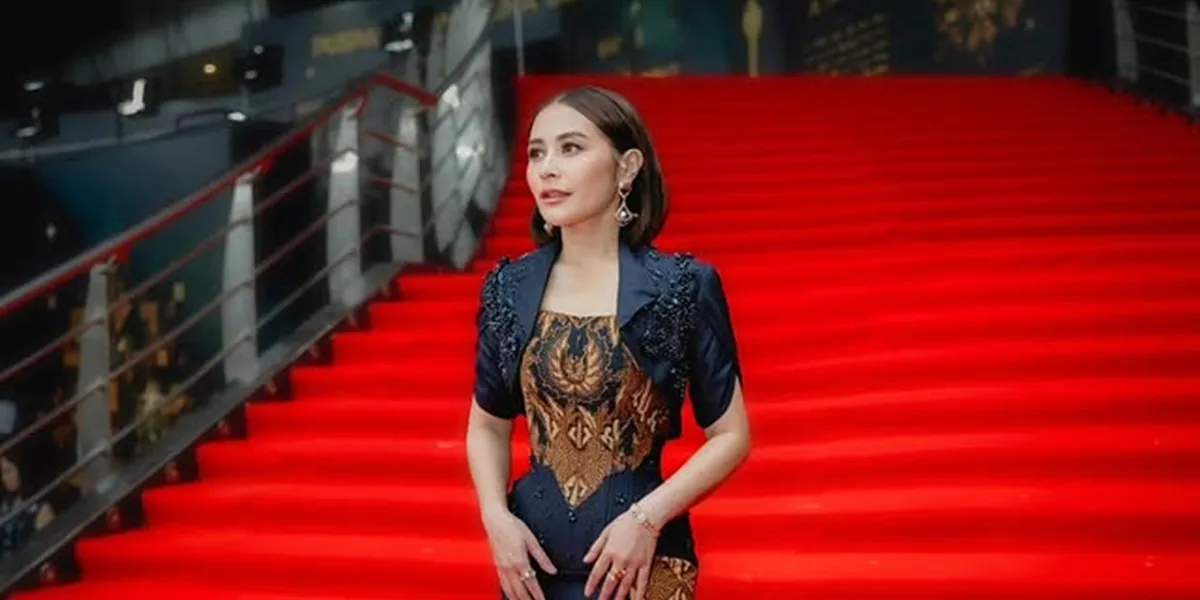 10 Photos of Prilly Latuconsina Surprising Her Fan's Wedding, A Huge Effort - Her Outfit Steals the Spotlight