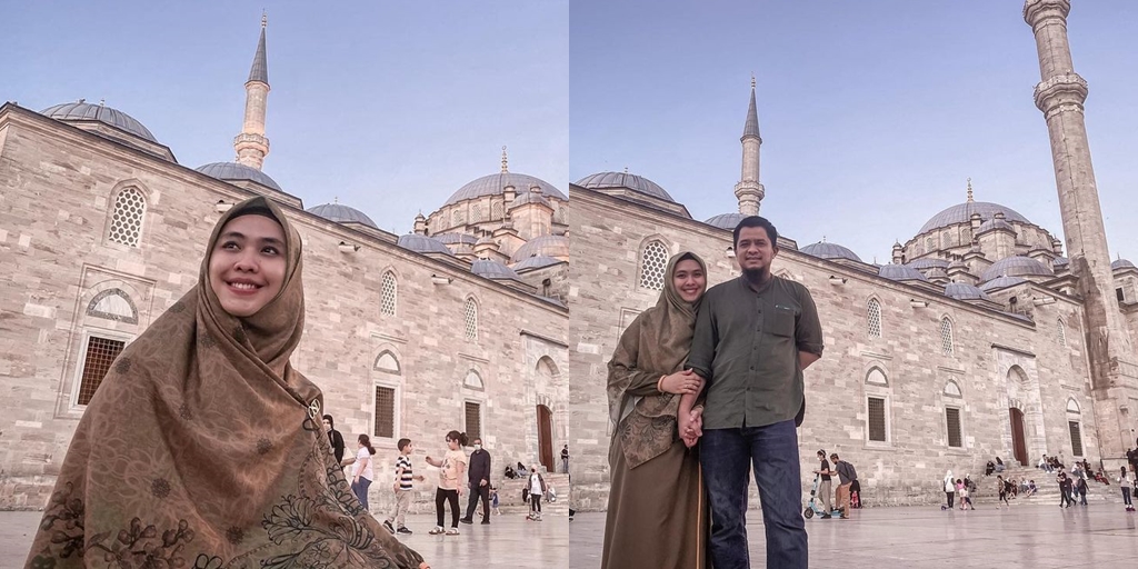 11 Portraits of Oki Setiana Dewi in Istanbul Turkey, Visiting Al-Fatih Mosque - Taking Intimate Photos with Husband Like a Prewedding Again