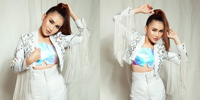 6 Potret Ayu Ting Ting Ala 'Futuristic Girl', Unique and Cheerful!