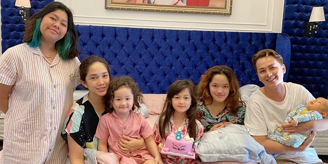 7 Photos of Ussy Sulistiawaty with Husband and Five Children, Andhika Pratama is no longer handsome alone