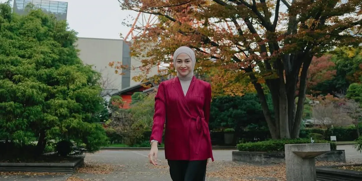 7 Styles of Nina Zatulini During Vacation, Staying Stylish with Hijab