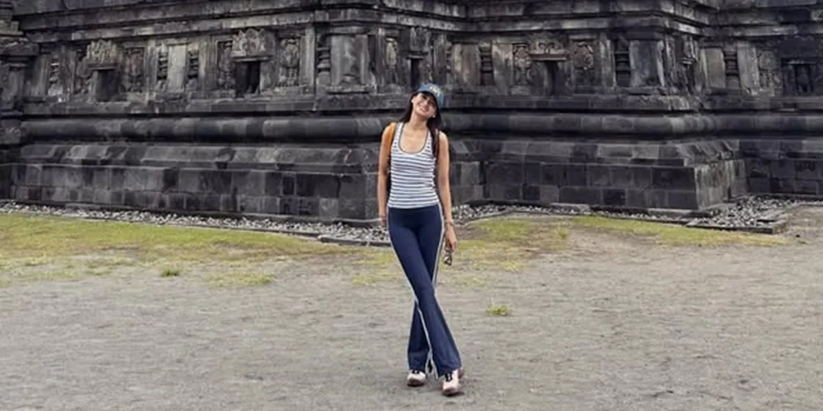 7 Photos of Acha Septriasa Visiting Prambanan Temple, Looking Relaxed Yet Still Charming