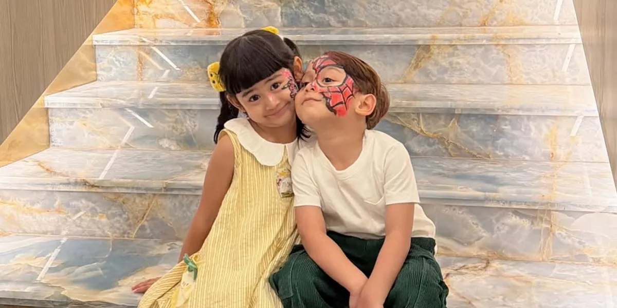 7 Photos of Ria Ricis' Child and Lesti's Child That Are Adorable, Photos - Playing Together