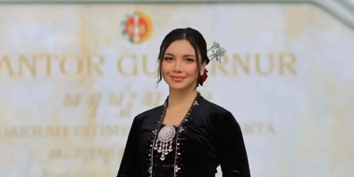 7 Photos of Angela Gilsha Wearing Traditional Javanese Clothing, Looking Stunning