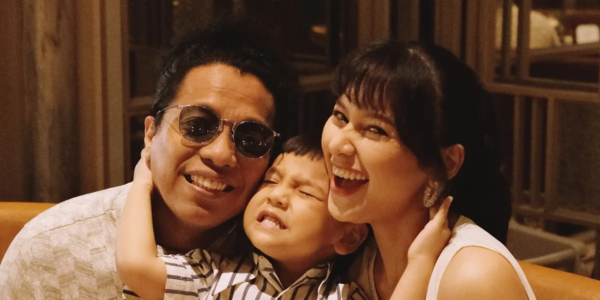 7 Photos of Arie Kriting and Indah Permatasari that are Simple but Romantic at Home