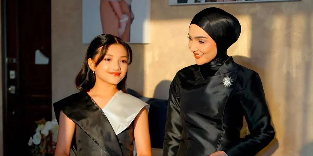  7 Potret Ashanty Elegan Berhijab Saat Dampingi Arsy Wisuda 