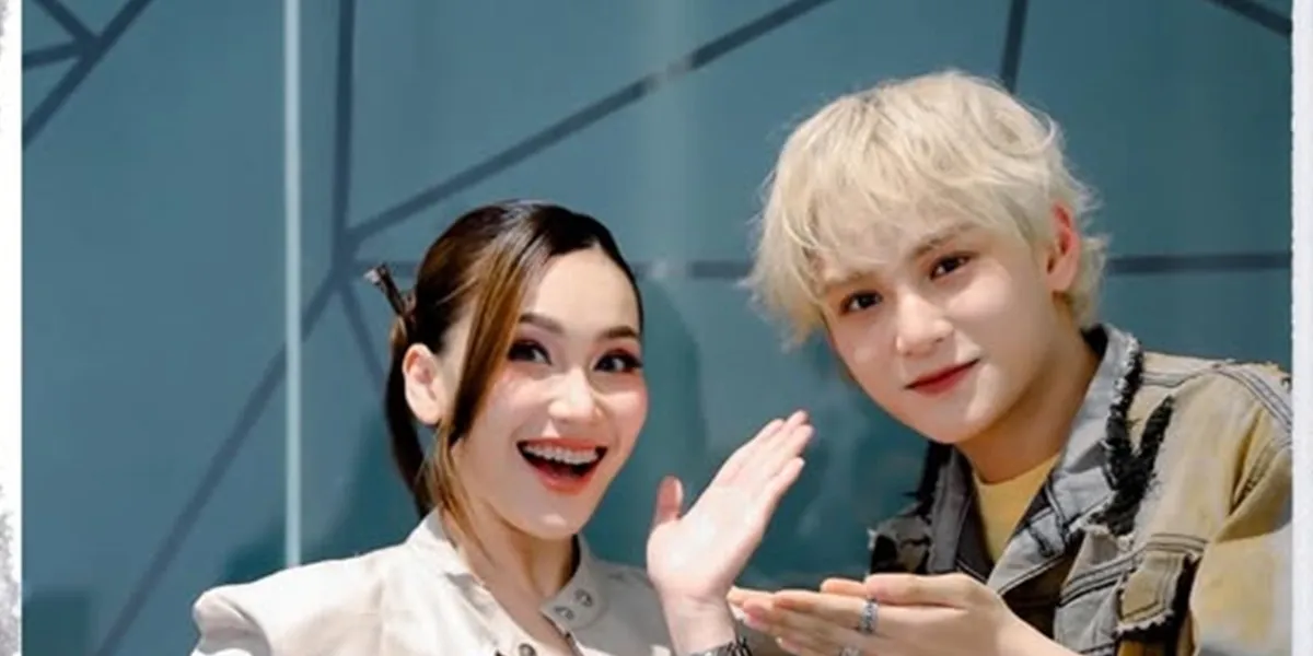 7 Photos of Ayu Ting Ting with Zayyan XODIAC, Looking Close