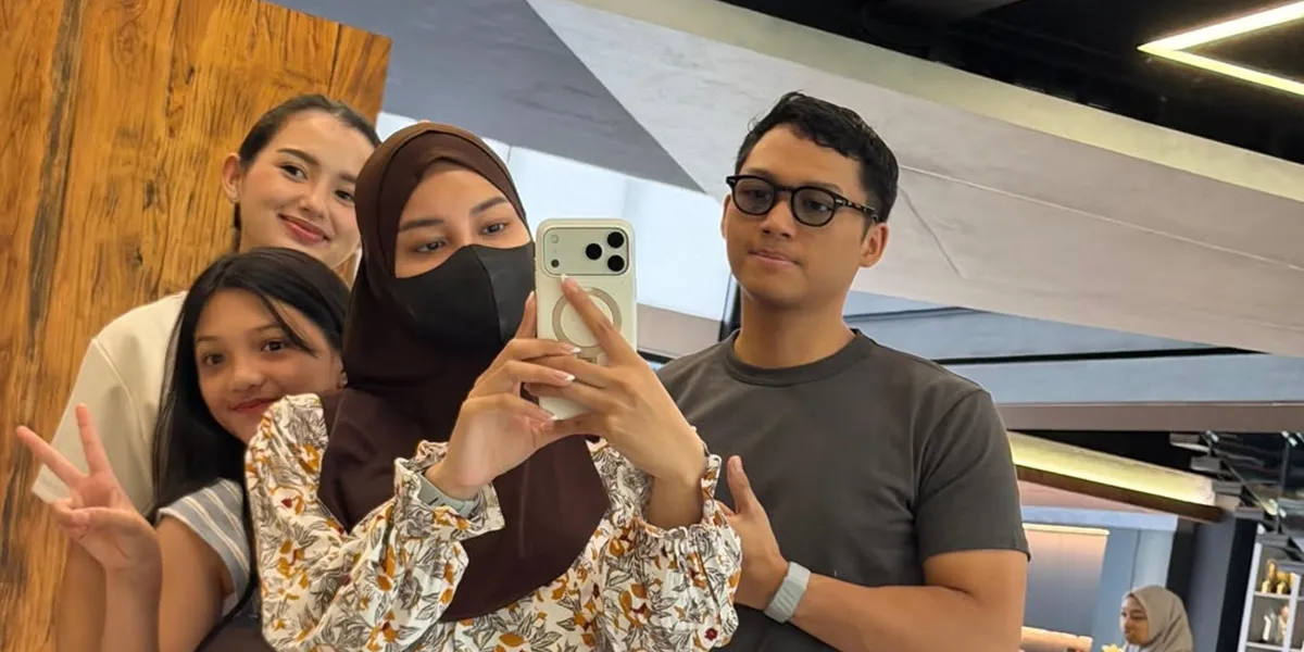  7 Potret Azriel Hermansyah Quality Time Bareng Kakak Adik dan Pacarnya, Calon Ipar Terlihat Kompak 