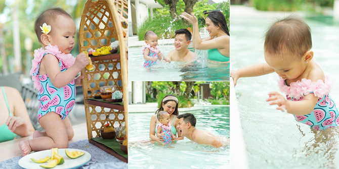 7 Photos of Baby Claire Wearing Swimsuit While Swimming with Shandy Aulia, So Adorable!