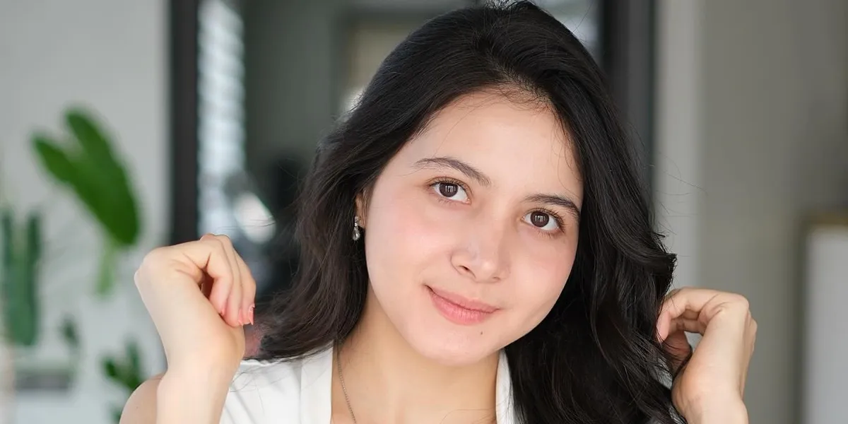 7 Portraits of Bulan Sutena Singing the Song Tabola Bale, Beautiful Face and Melodious Voice in One