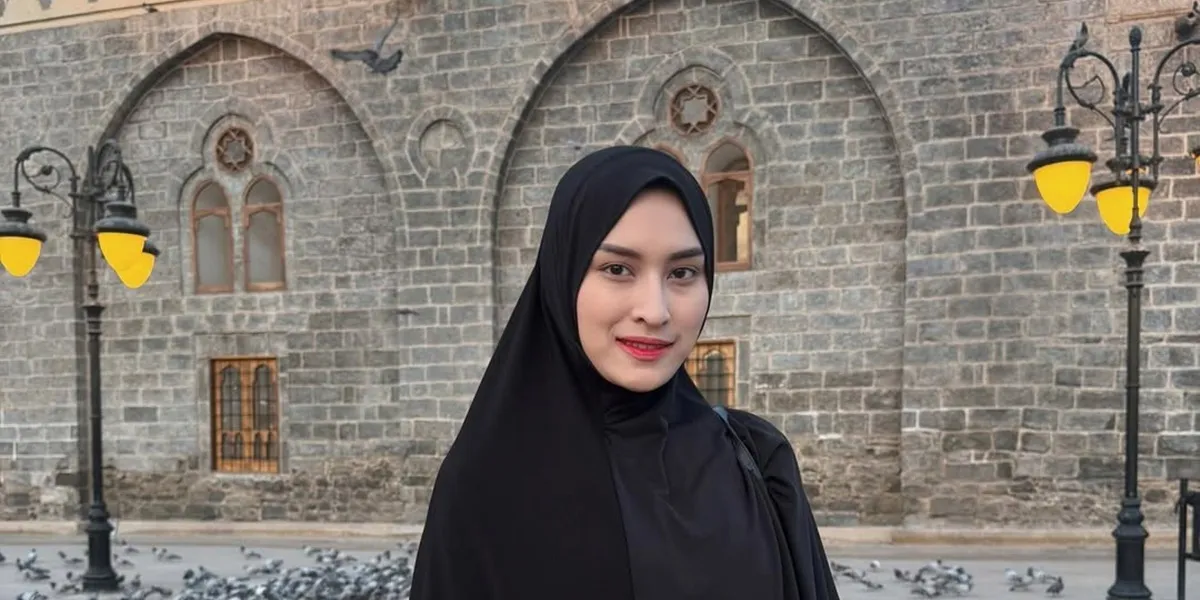 7 Beautiful Photos of Angbeen Rishi with a Long Hijab during Umrah, Even More Radiant and Full of Charm