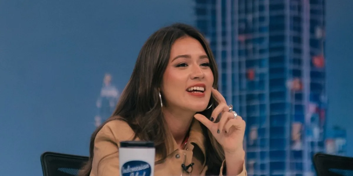 7 Stunning Photos of Raisa as a Judge on Indonesian Idol, Appearing in Contrast with Two Different Styles