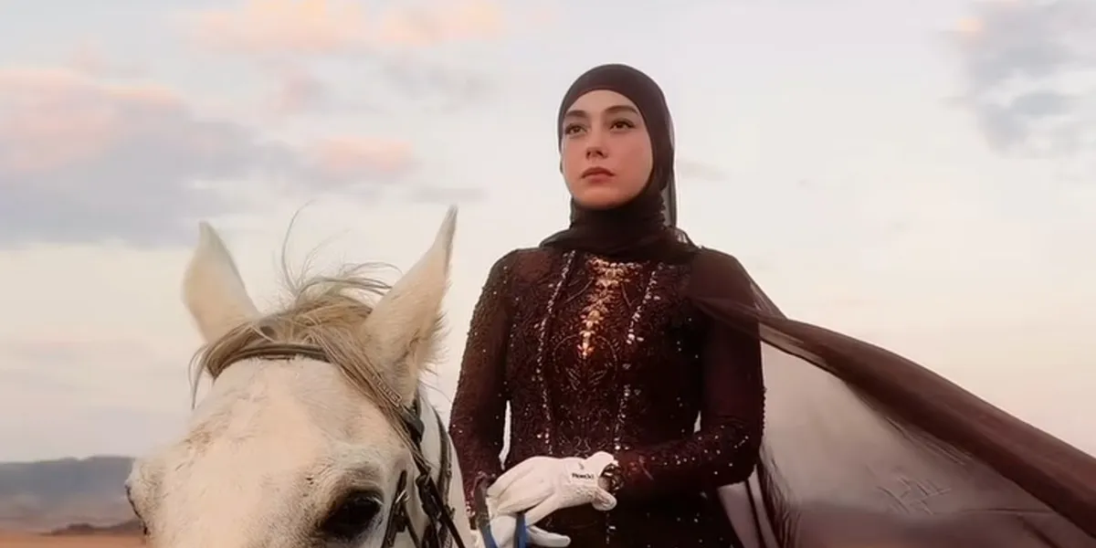 7 Portraits of Celine Evangelista Horseback Riding in Kebaya, Looking Elegant Yet Strong