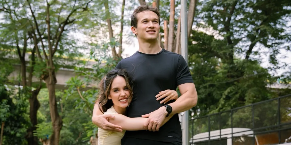 7 Photos of Cinta Laura Running with Arya Vasco, Also a Funny Pose Photo