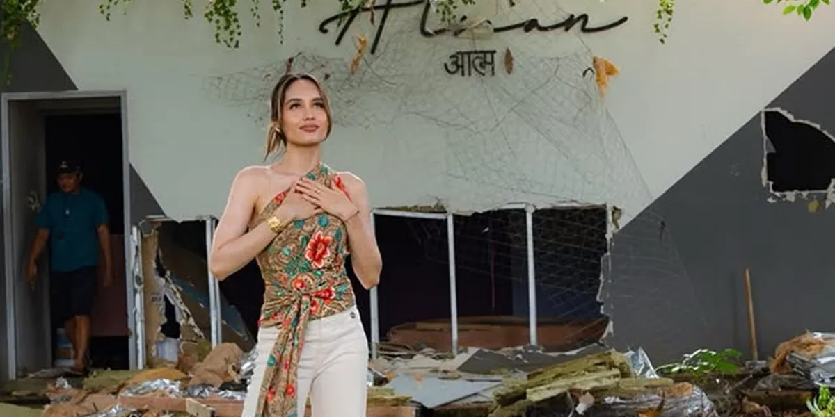 7 Photos of Cinta Laura Demolishing Her Office Building, Full of Memories