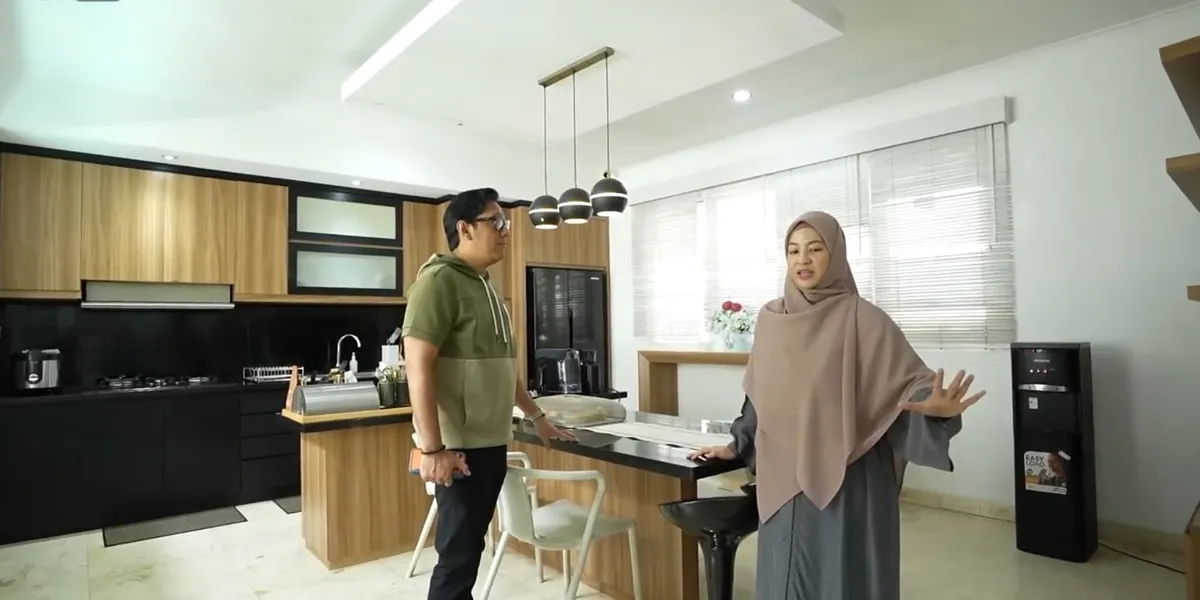 7 Photos of Natasha Rizky's Modern and Neat Kitchen, Dominated by Wooden Elements