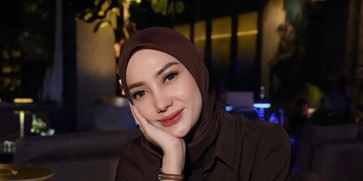  7 Potret Dapur Yulita MCI5 dengan Desain Modern Minimalis yang Hangat dan Elegan 