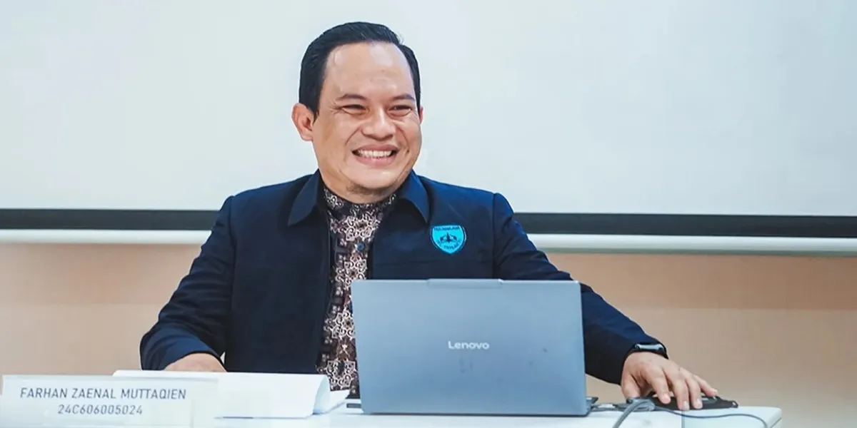 7 Photos of Faank Wali Band's Thesis Proposal Defense for Master's Degree, Appearing Full of Authority